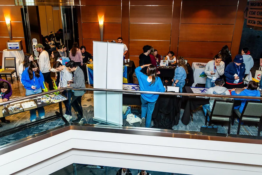 The Sunday shuk: students at community partners’ tables.